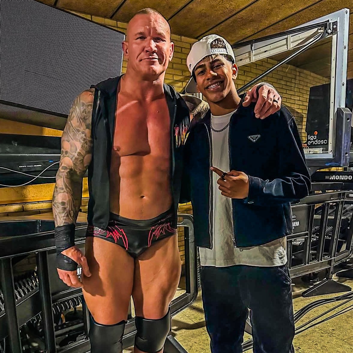 小心RKO！亞馬爾現(xiàn)場觀戰(zhàn)WWE，和奧爾頓、Triple H等合影