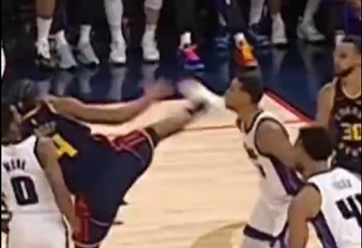 抬腳過高踢到了對手下巴！NBA官方：穆迪這一動作被判1級惡犯