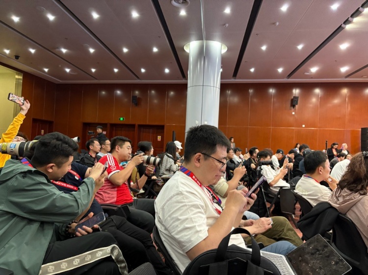 萬眾矚目！記者擠滿國足賽前新聞發(fā)布廳，賽場記者預(yù)計超300人